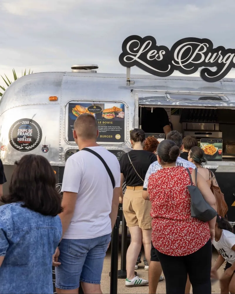 Clients devant l'Airstream en fin de journée