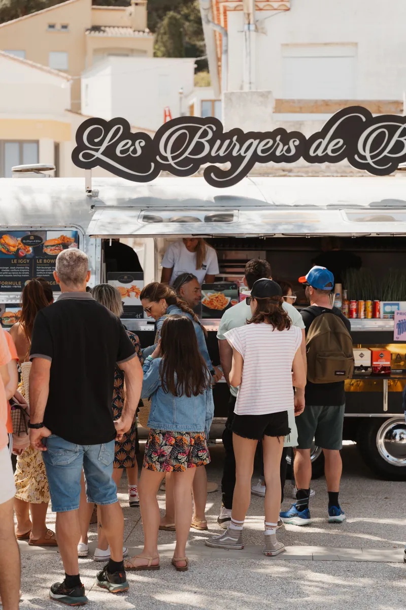 File d'attente devant le food truck en plein soleil