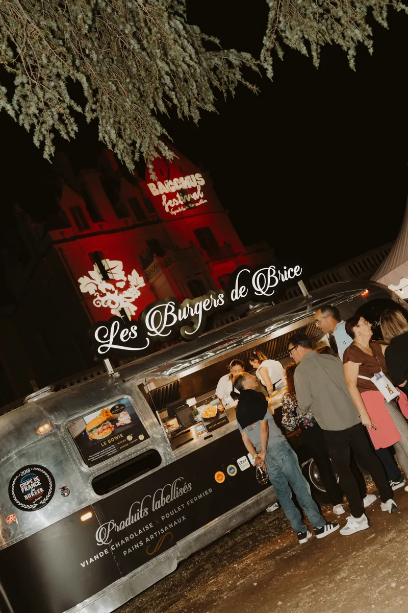 L'Airstream de nuit au Bacchus Festival