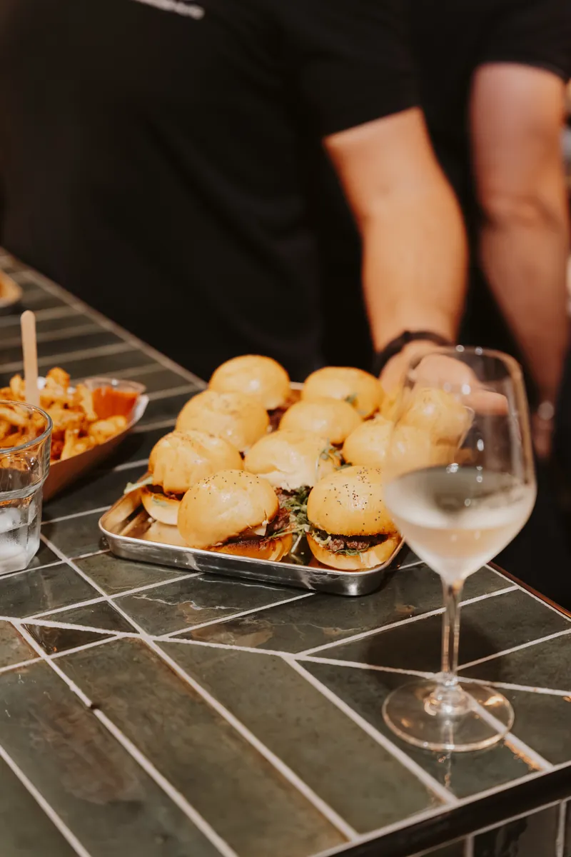 Un plateau de mini-burgers